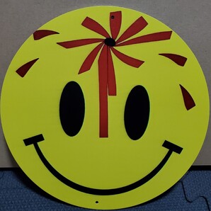 評価2000セール品!!│頭部から出血してるスマイルマーク│ユニークなブリキ看板│メタルサイン│アメリカン海外輸入雑貨│ガレージ、店舗