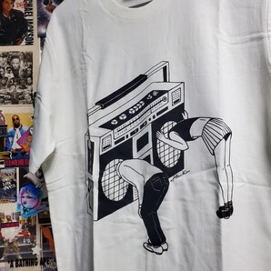 評価2200記念セール品│シュールなデザイン│スピーカーに頭を突っ込む男女│輸入Tシャツ│海外インポート品│海外サイズS(JP-L)│白│音楽