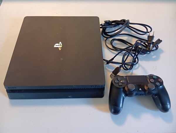 送料無料 PlayStation4 500GB CUH-2100A ブラック コントローラー付 中古品
