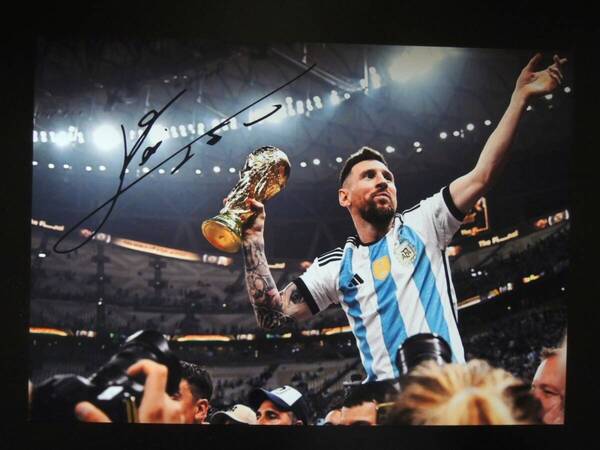 A4 額付き ポスター メッシ Lionel Messi アルゼンチン 優勝 トロフィー 歓喜 ワールドカップ 写真 フォトフレーム