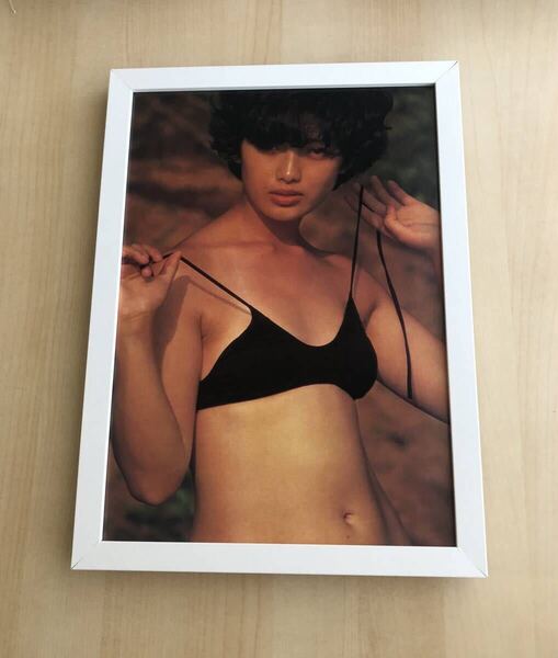 kj ★額装品★ 山口百恵 グラビア セクシー ビキニ 脱ぎ 貴重写真 A4サイズ額入り ポスター風デザイン 水着 昭和レトロ 下着