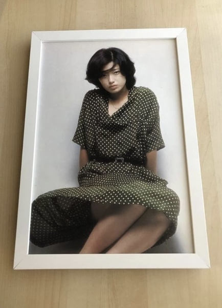 kj ★額装品★ 山口百恵 グラビア セクシー パンチラ 貴重写真 A4額入り ポスター風デザイン アイドル 女優 昭和レトロ サマードレス