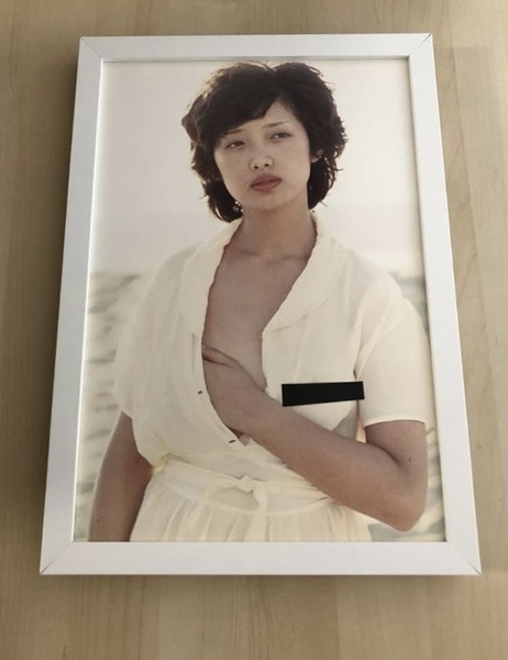 kj ★額装品★ 山口百恵 グラビア セクシー ノーブラ 透け 貴重写真 A4サイズ額入り ポスター風デザイン アイドル 女優 昭和レトロ