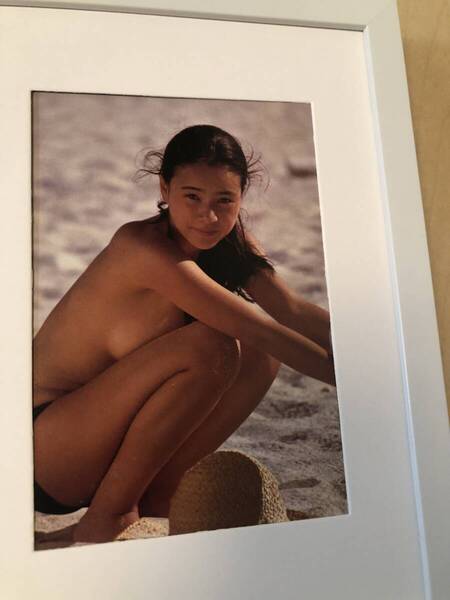kj ★額装品★ 原田美枝子 グラビア セクシー ノーブラ 貴重写真 2Lサイズ額入り ポスター風デザイン 美乳 女優 昭和レトロ ビーチ
