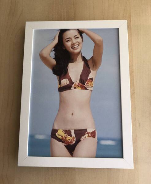 kj ★額装品★ 4 岡田奈々 ビキニ 水着 ワキ見せ 貴重写真 A5額入 ポスター風 セクシー グラビア アイドル 女優 昭和レトロ 俺たちの旅