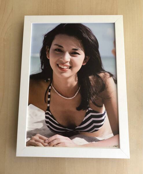 kj ★額装品★ 6 岡田奈々 ビキニ 水着 貴重写真 A5額入 ポスター風 グラビア セクシー 美乳 笑顔 アイドル 女優 昭和レトロ 俺たちの旅