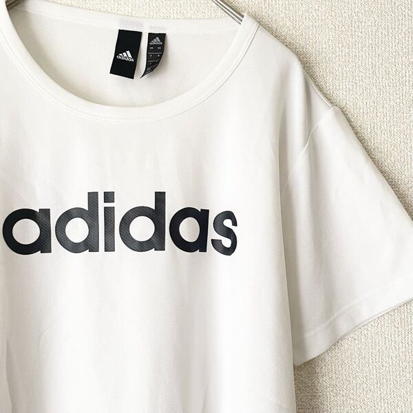 美品★アディダス レディース Tシャツ L★白 ホワイト 胸元 文字 ロゴ スポーツ ポリエステル 通気性 速乾性 吸水性 夏 トレーニング 快適