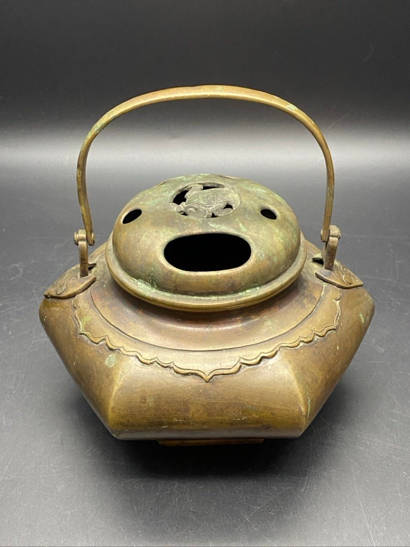 大明宣徳 香炉 手炉 手炙り 火鉢 蓋付き 手提げ 彫刻 透かし 金属 骨董品 Yahoo!オークション -「大明宣徳 香炉」の落札相場・落札価格