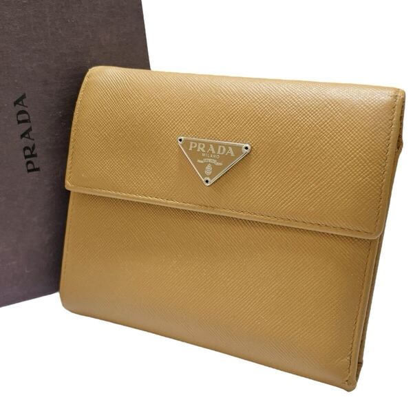 プラダ PRADA 折り財布 三つ折り 三角ロゴ ロゴ金具 ロゴプレート シルバー金具 サフィアーノ レザー 革 大容量 イエロー 黄色 レディース