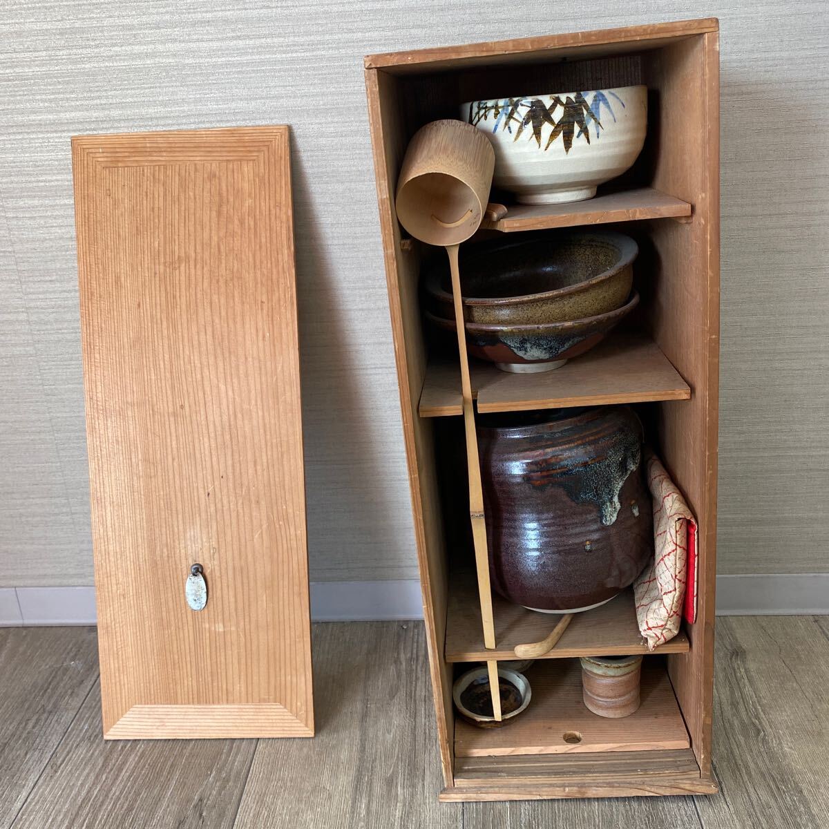 最終値下げ　茶道具　茶道具棚　高さ約148cm 幅約59cm 奥行約39.5cm Amazon.co.jp: 雪輪棚 赤黒縁 可映作 一体型品 お茶道具共箱