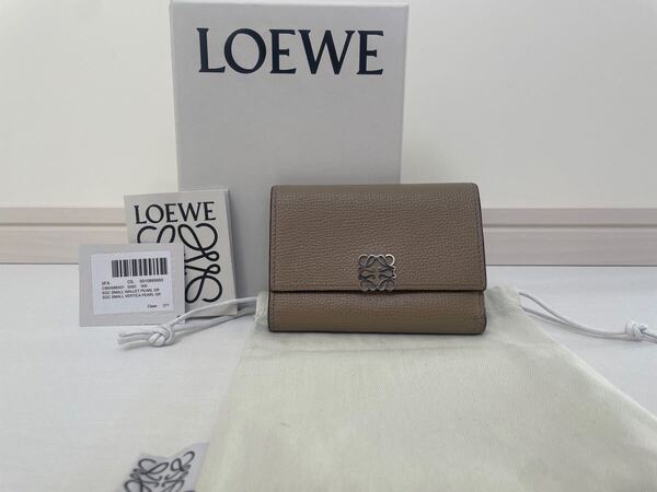 ロエベ アナグラム バーティカルウォレット スモール (ペブルグレインカーフ)サンド 三つ折り財布 折財布 LOEWE loewe