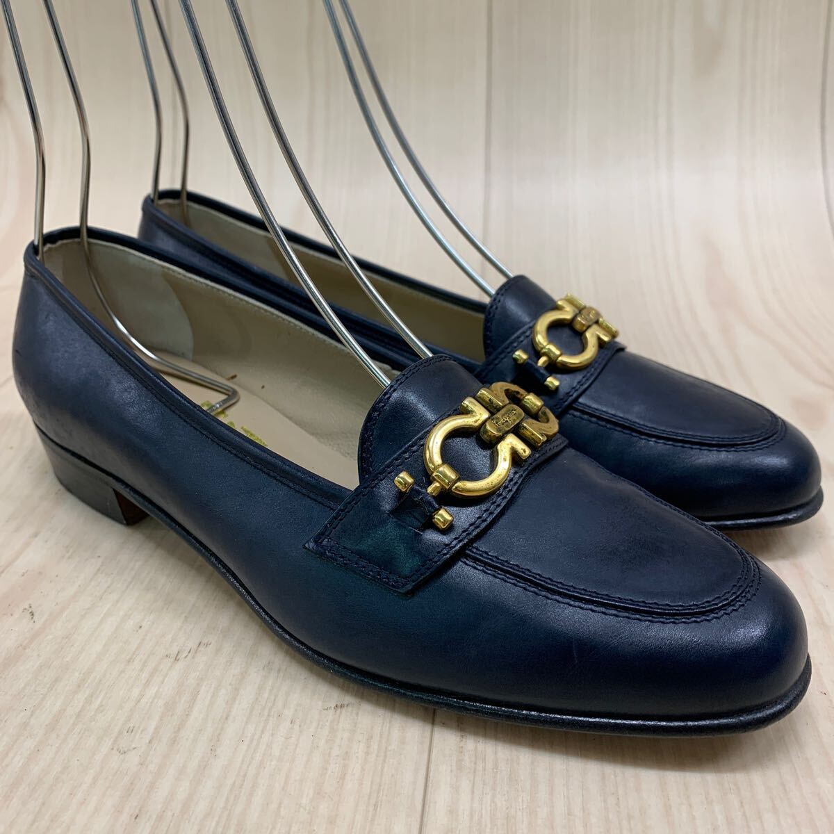 ✨未使用✨Salvatore Ferragamo ネイビー ローファー 22.5 2025年最新】Yahoo!オークション -フェラガモ ローファーの中古