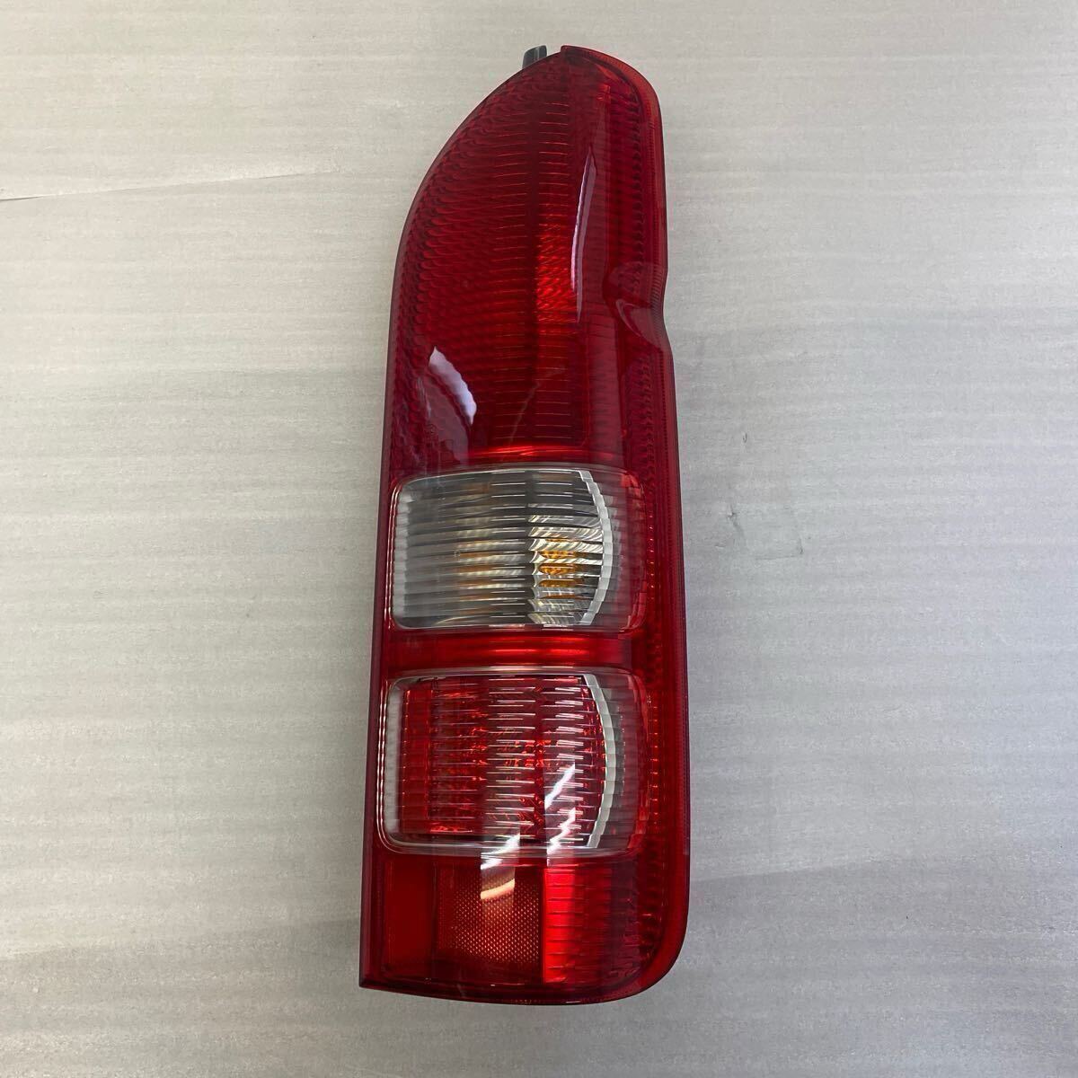 【中古品】【送料無料】トヨタ 200系ハイエース純正後期テールランプ 右側のみ 2025年最新】Yahoo!オークション -200系ハイエース テール 右の