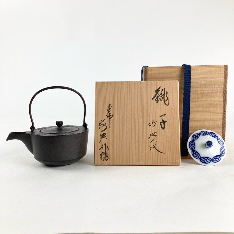 【未使用】人間国宝 釜師 高橋敬典作 四方銚子 染付替蓋付 共箱 7134 Yahoo!オークション -「高橋敬典銚子」の落札相場・落札価格