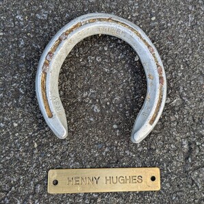 【実使用セット】ヘニーヒューズ ネームプレート&蹄鉄/種牡馬時代 厩舎用品/超希少 記念品 競馬グッズ ウマ娘 武豊