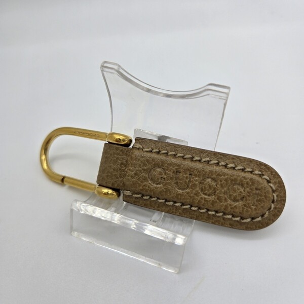 GUCCI グッチ キーホルダー ロゴ レザー ベージュ