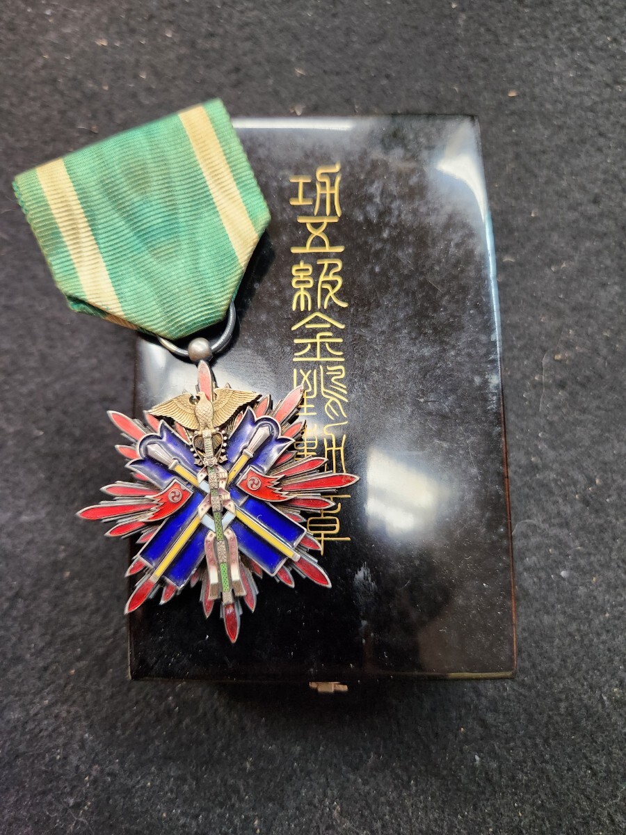 希少 美品 功五級金鵄勲章共箱勲章 当時物 大日本帝国 旧日本軍 Yahoo!オークション -「功五級金鵄勲章」の落札相場・落札価格