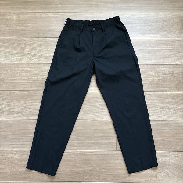 無印良品 紳士 風を通すタックテーパードパンツ 黒 Sサイズ