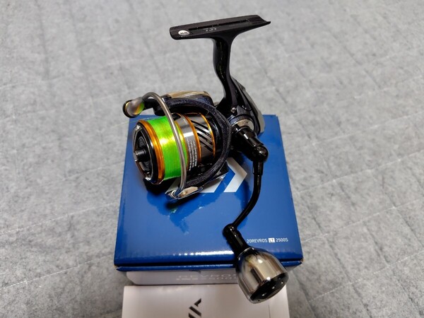 【極美品・社外ハンドル付・送料無料】ダイワ レブロスLT2500S