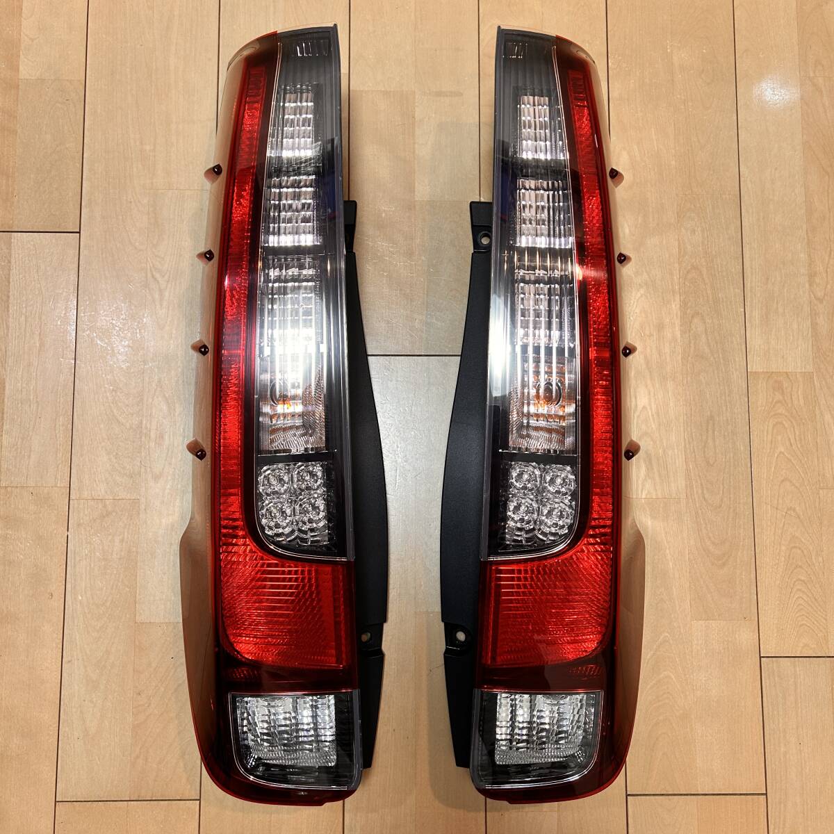 ★限定★美品★トヨタ ヴォクシー 80系 前期用 純正テールランプ 左右セット 2025年最新】Yahoo!オークション -ヴォクシー 80 テール 純正の