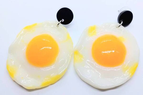 送料無料! 目玉焼き 卵料理 ピアス 両耳用 ロック ストリート パンク 病み系 ネオスマ