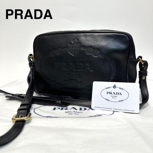 r46【極美品】保存袋付 Gカード付 プラダ PRADA エンボスロゴ ブラック 黒 ショルダーバッグ カメラバッグ 1BH089