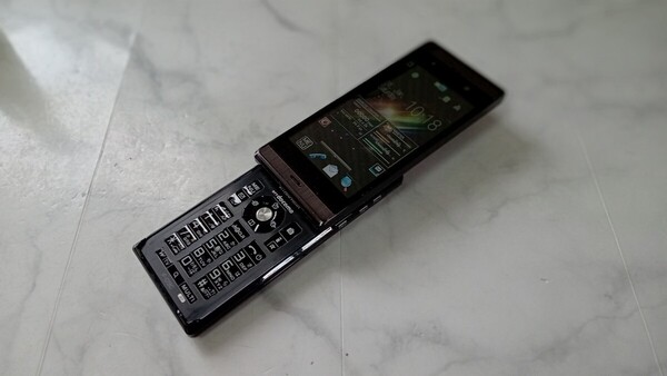 K4439 docomo FOMA F-09C スライド式 FUJITSU 富士通 / ガラケー/ケータイ 簡易動作確認&簡易清掃&初期化OK 判定○ 現状品 送料無料
