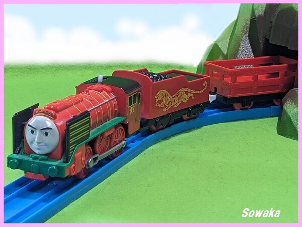 絶版!美品●プラレール トーマス系★赤いきかんしゃ ヨンパオ 勇宝★純正貨車牽引 簡易清掃 整備点検 走行確認◎オリジナル3両編成◎