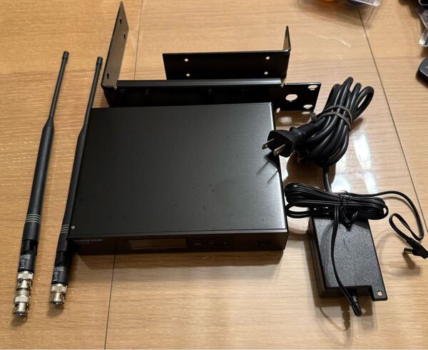 SHURE QLXD4J-JB ワイヤレスシステム ダイバーシティ受信機 動作確認済 ラックマウント金具付