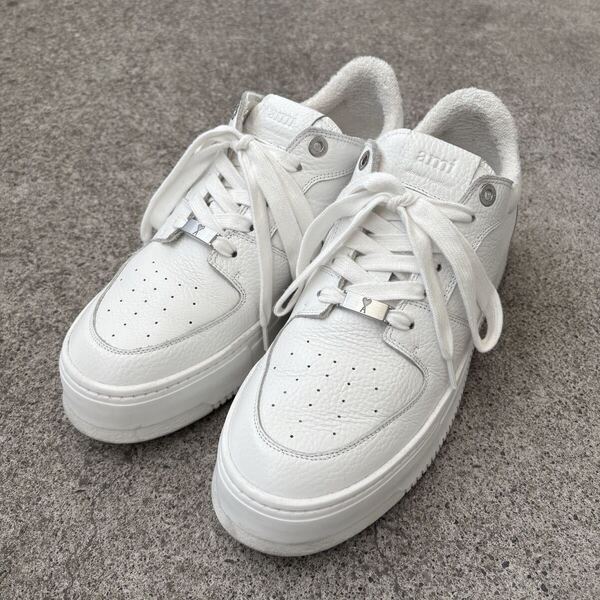 AMI Alexandre Mattiussi ロートップ スニーカー 43 27cm ~ 27.5cm AMI PARIS アミ AIR LOW スニーカー 白スニーカー ホワイトレザー