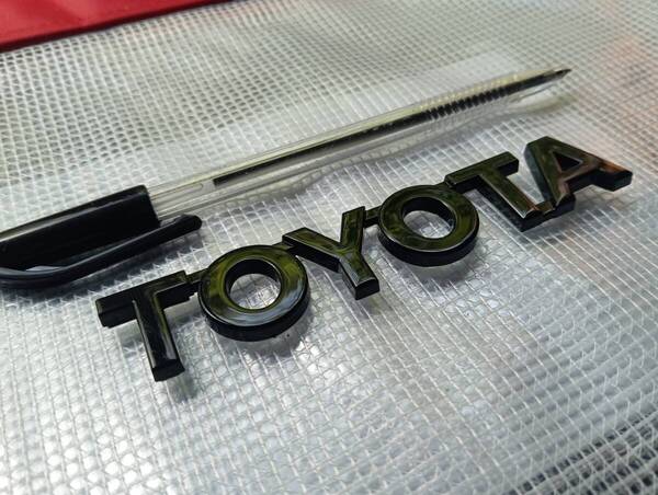 【ゆうパケット送料込】TOYOTA(トヨタ) エンブレム 両面テープ付 ブラック(艶あり) 横11.5cm×縦2.1cm