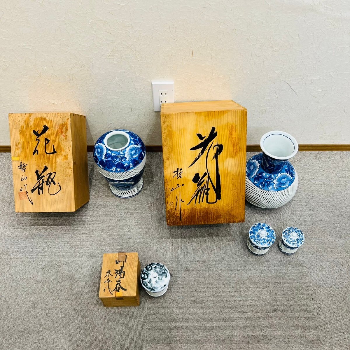 希少品 有田焼 琴峰作 染付黒 墨 楼閣山水文 獅子蓋 骨董 網目透かし壺 Yahoo!オークション -「有田焼 琴峰」(陶芸) (工芸品)の落札相場