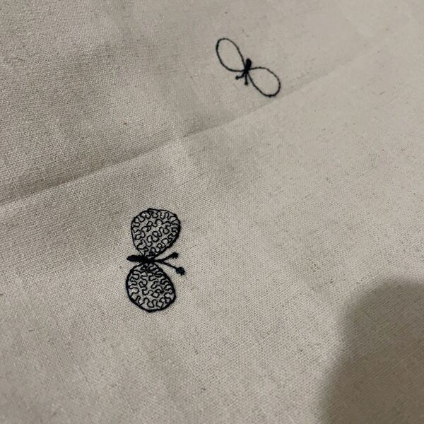 新品入荷 生成色棉麻地に黒刺繍生地ハギレ布