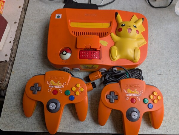 任天堂 Nintendo64 ニンテンドー64 ピカチュウ NUS-101 オレンジ ゲーム機 本体 コントローラー付き メモリー拡張パック付き