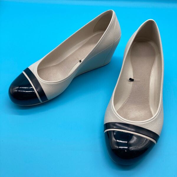 【美品】クロックス crocs ウェッジソールサイズ22cm パンプス 白黒エナメル シューズ ヒール