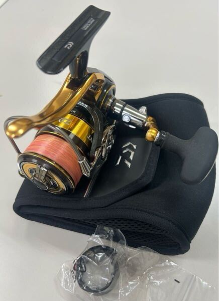 ダイワ 22トーナメントISO 3000XH-LBDレバーブレーキリール定価¥106700(税込)注意8枚目の写真左のグレーサンラインスプール付き