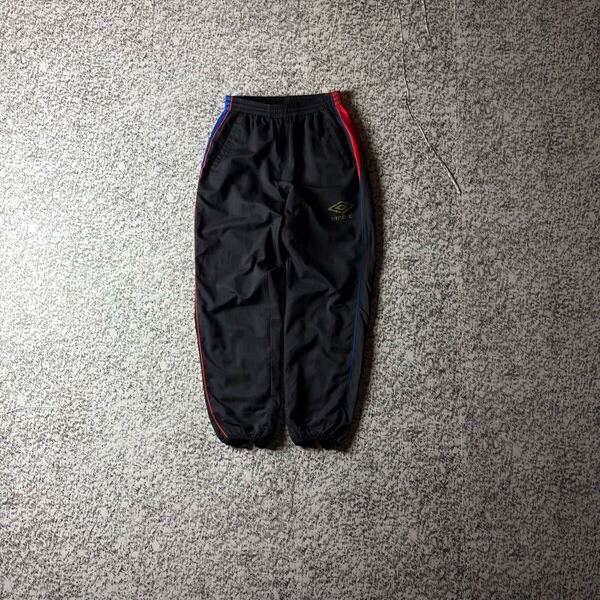 【グッドレギュラー】umbro ワンポイントロゴ ナイロンパンツ ジャージ ブラック Lサイズ シャカシャカ トラックパンツ