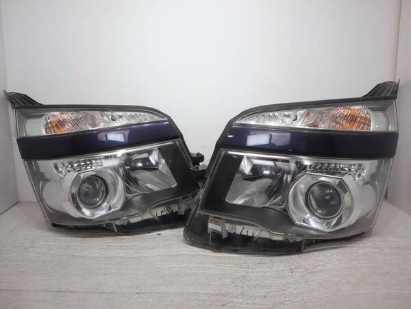 破損なし 後期 HID 【コーティング済】キセノン KOITO 28-225 迅速発送 管理BR63-5 ヴォクシー ボクシー ZRR70 ZRR75 ヘッドライト 左右
