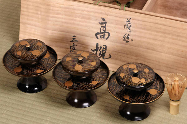 漆芸 松 金蒔絵 黒塗 高茶台 三客 蓋付 木箱入り 天目台 茶托 木製 天然木 松葉 /検/ 伝統工芸品 仏具 輪島塗 加賀 京都【MA730】