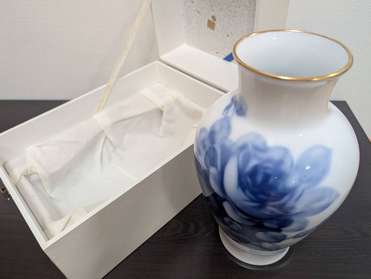 大倉チャイナ 花瓶 壺 ホワイト ブルー Yahoo!オークション -「大倉陶園ブルーローズ 花瓶」の落札相場
