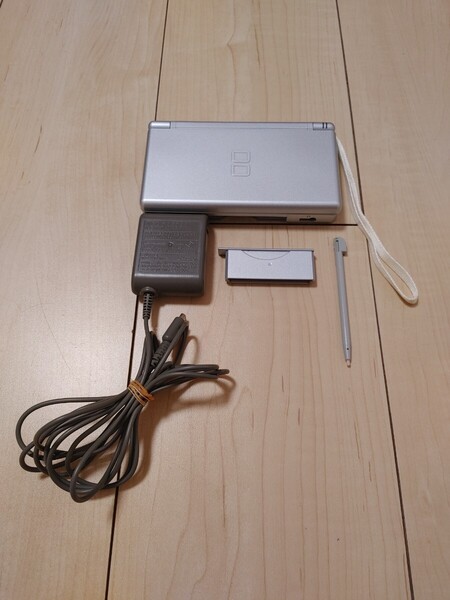Nintendo DS Lite ニンテンドーDS ライト シルバー 充電器付属