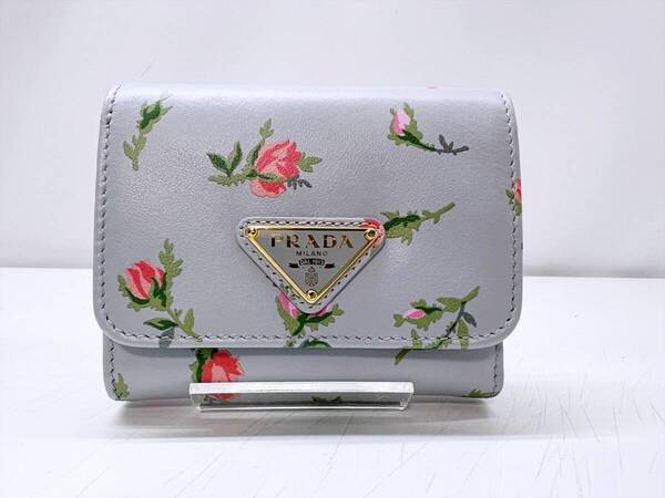 使用感なし 24年 日本限定 PRADA プラダ ロゴ フラワー 三つ折り財布 パールグレー 1MH043