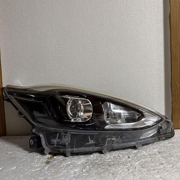トヨタ アクア GRスポーツ NHP10 後期 純正 右ヘッドライト ヘッドランプ 右ライト LED 81105-52M50 52-315 G 送料込み即決