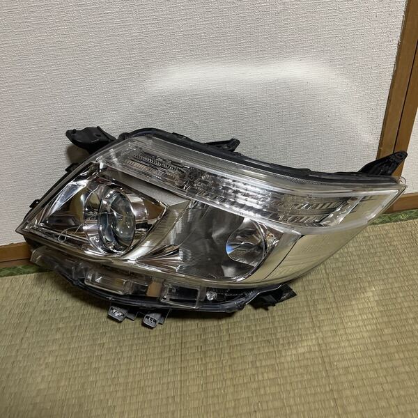 トヨタ ノア エスクァイア ZRR80 前期 純正 左 LED ヘッドライト 28-227 刻印J 送料込み 即決 点灯済 レンズヒビ有り