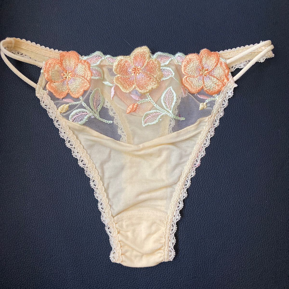 【新品未使用】　サルートTバック　4枚セット　Lサイズ 楽天市場】20%OFF！！【ワコール サルート】95グループTバック