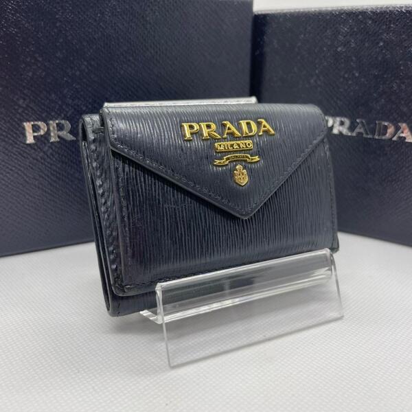 【極美品】PRADA プラダ 三つ折り財布 コンパクト財布 ミニ財布 サフィアーノレザー 小銭入れ ブラック 黒 ゴールド レディース メンズ
