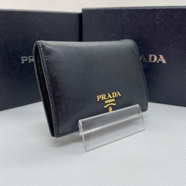 【極美品】PRADA プラダ 二つ折り財布 コンパクト財布 ミニ財布 小銭入れ サフィアーノレザー ブラック 黒 ゴールド メンズ レディース