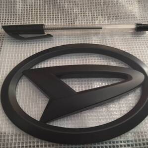 【13㎝】【ゆうパケット送料込】DAIHATSU(ダイハツ) ロゴ 3Dエンブレム マットブラック 横13㎝×縦9.1cm フロントグリル用 リア用