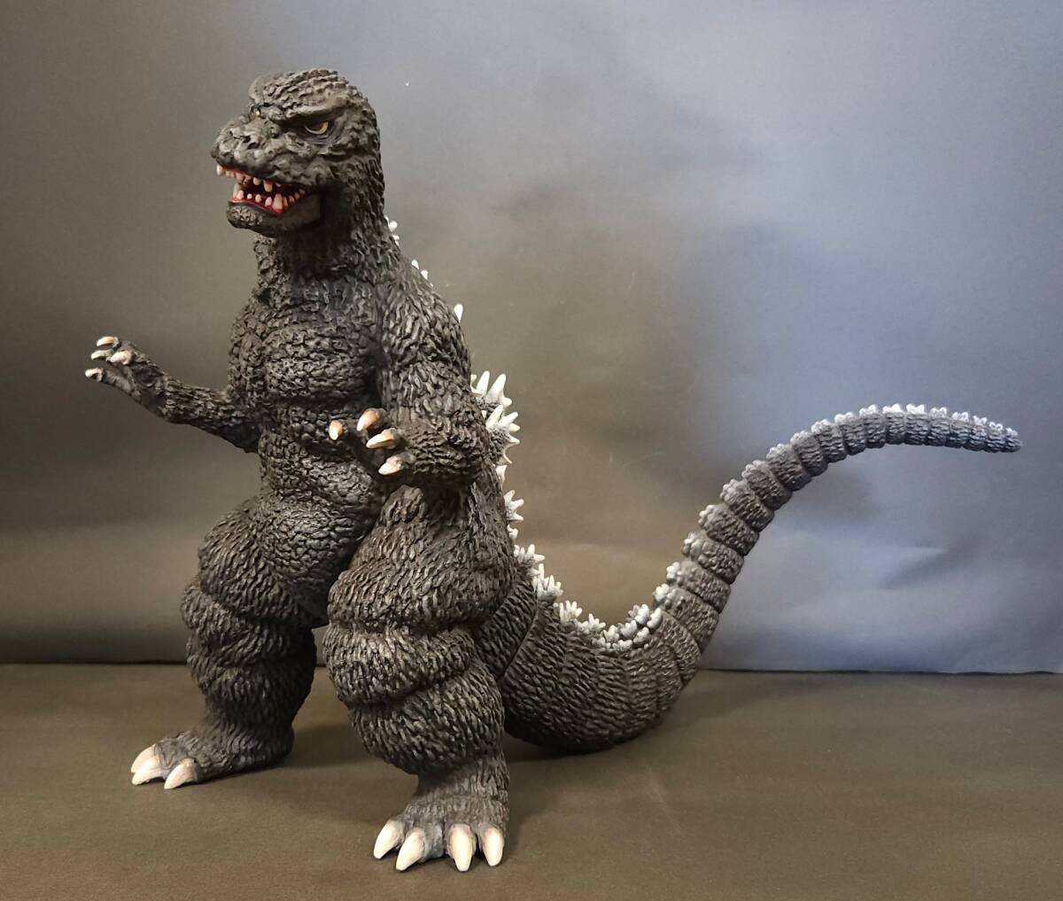 ゴジラ怪獣ソフビリペイント 84ゴジラ 塗装済み完成品 海洋堂 Yahoo!オークション -「海洋堂 ゴジラ (1984 84)」の落札相場