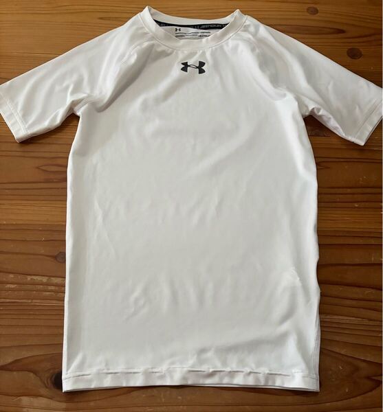 送料込み!! UNDER AMOUR スポーツ Tシャツ ホワイト 白 MD 半袖Tシャツ アンダーアーマー ワンポイント HEART GEAR GOLF